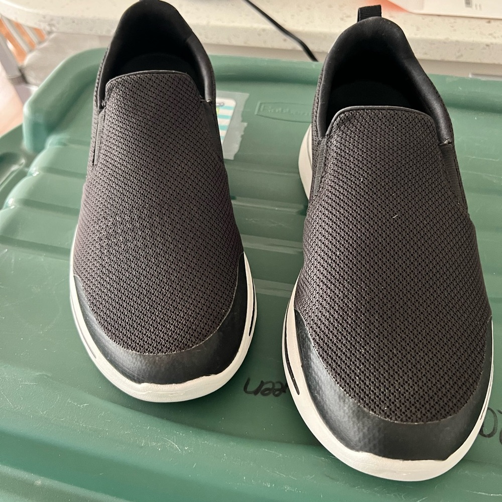 Sketchers Men’s slip on